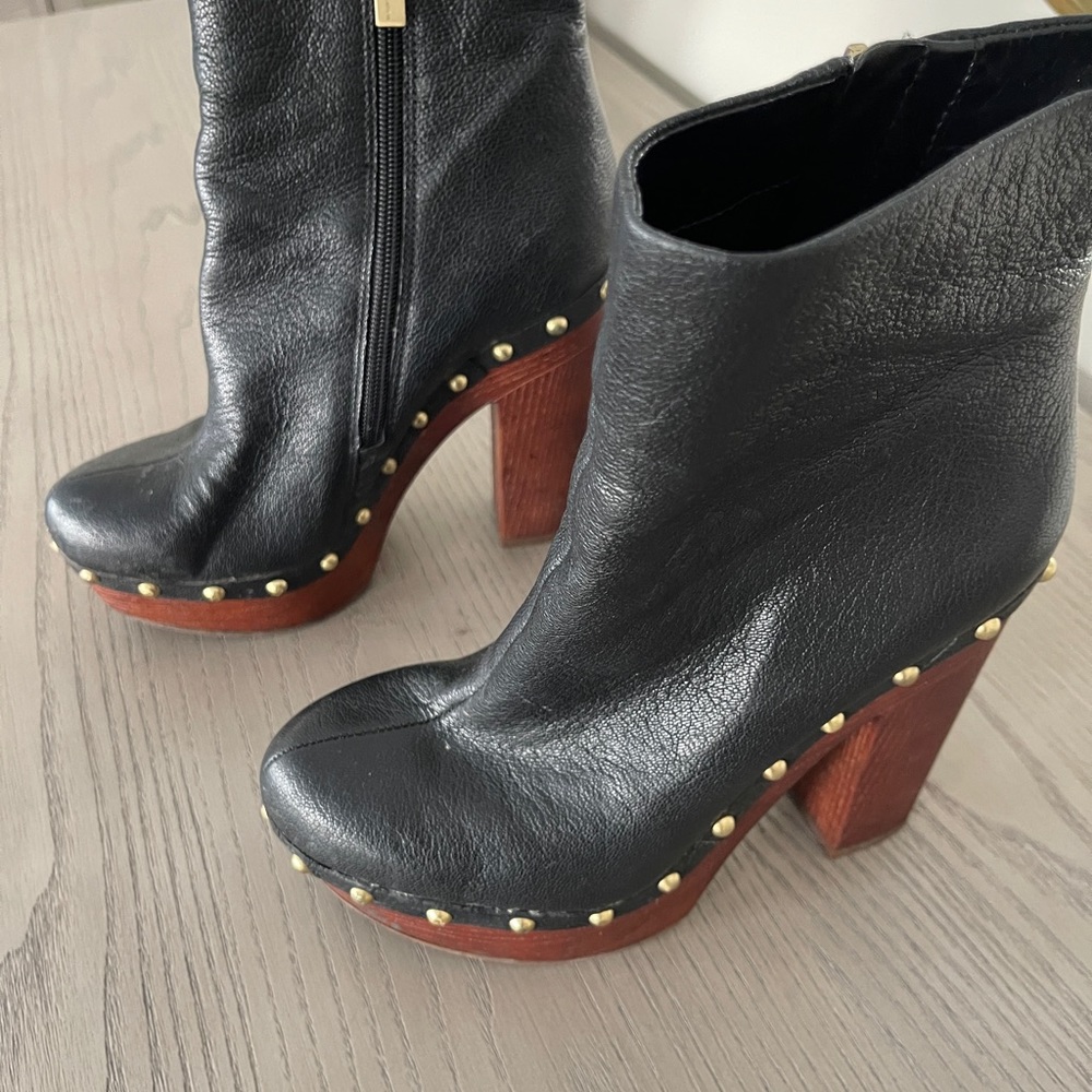 Women’s short boot with side zipper